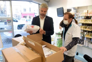 Les premiers kits de protection de la Région livrés en Haute-Loire pour les soignants libéraux (vidéo)