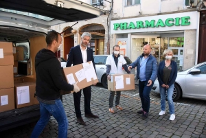 Les premiers kits de protection de la Région livrés en Haute-Loire pour les soignants libéraux (vidéo)