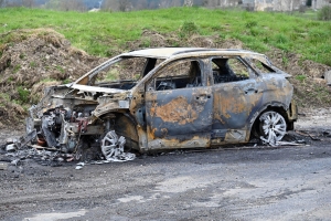 Saint-Romain-Lachalm : une voiture en feu éteinte par les pompiers