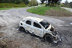 Saint-Romain-Lachalm : une voiture en feu éteinte par les pompiers