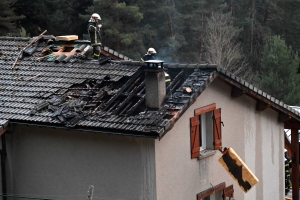 Tence : un pan de toiture brûlé, les pompiers ont évité le pire