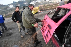 Riotord : un bain de boue pour des voitures cabossées (photos)