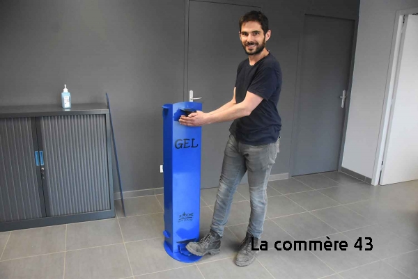 Emmanuel Guérin devant le distributeur||