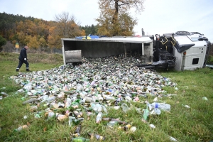 Bas-en-Basset : un camion se couche, tout le verre se déverse