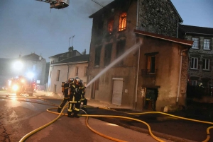 Un immeuble ravagé par les flammes dans le centre-bourg de Retournac (vidéo)