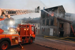 Un immeuble ravagé par les flammes dans le centre-bourg de Retournac (vidéo)