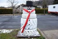 A &quot;Recharinges&quot;, un bonhomme de neige réalisé... avec des pneus