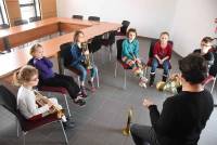 Montfaucon-en-Velay : les écoliers essaient les instruments de fanfare
