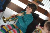 Montfaucon-en-Velay : les écoliers essaient les instruments de fanfare