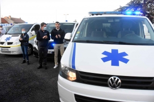Yssingeaux : sirènes et applaudissements des ambulanciers pour le personnel soignant (vidéo)