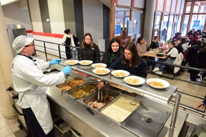 Yssingeaux : ils ont réussi à servir un repas 100 % local à 1800 élèves (vidéo)