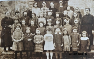 Maîtresses et élèves de l&#039;école privée de filles de Saint-Privat d&#039;Allier en 1928