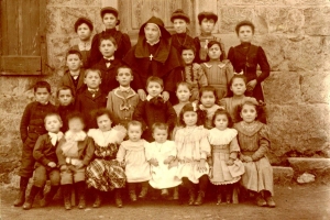 La béate de Paulin en 1908 Crédit UPT Monistrol|Lycée de filles du Puy|Maîtresses et élèves de l&#039;école privée de filles de Saint-Privat d&#039;Allier en 1928||