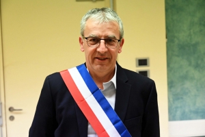 Sainte-Sigolène : les clés de la Ville remises par Dominique Freyssenet à Didier Rouchouse