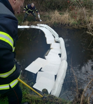 Riotord : du carburant se déverse dans un ruisseau, deux barrages installés par les pompiers