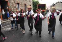 Montfaucon-en-Velay : le défilé des classes en 7 passe entre les gouttes (vidéo)