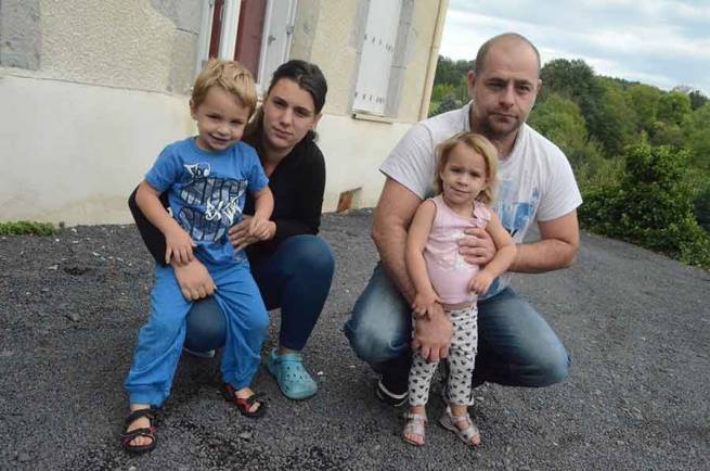 Delphine Guichard et Christophe Lefranc avec leurs deux enfants, Enzo, 3 ans, et Mayline, 2 ans.|||