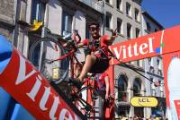 La caravane publicitaire contente les spectateurs sur le Tour de France