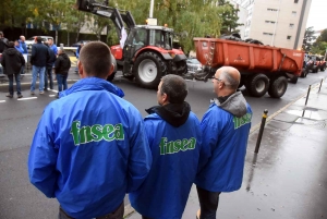 Puy-en-Velay : 20 tracteurs et 100 agriculteurs en ville pour une opération escargot (vidéo)