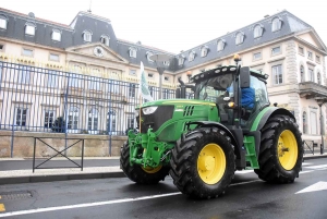Puy-en-Velay : 20 tracteurs et 100 agriculteurs en ville pour une opération escargot (vidéo)