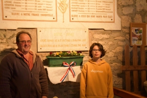 Freycenet-la-Tour : le monument aux Morts et la plaque commémorative fleuris