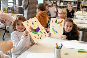 24 heures du livre du Chambon-sur-Lignon : les écoliers travaillent avec une illustratrice