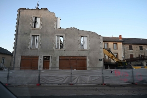 Tence : la maison Montelimard est en cours de démolition dans la rue d&#039;Annonay