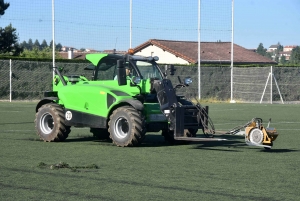 Monistrol-sur-Loire : le terrain de foot synthétique découpé et mis en rouleau (vidéo)