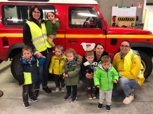 Les enfants du multi-accueil découvrent la caserne des pompiers de Saint-Julien-Chapteuil
