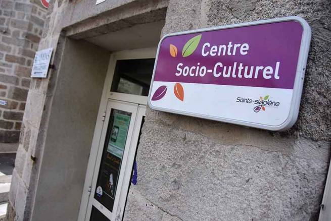 Le centre socio-culturel se situe en centre-ville de Sainte-Sigolène||