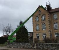 L&#039;intervention des Ets Sarda a permis de remédier au problème sur la toiture de la mairie.|L&#039;arbre déraciné au village de la Cabotte.|||