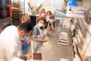 Monistrol-sur-Loire : les enfants ont fabriqué leur tablette de chocolat chez Bruno Montcoudiol