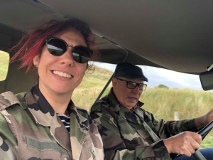 Beauzac : Amandine et Roger Satre avec leur Jeep sur les plages du Débarquement