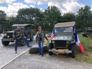 Beauzac : Amandine et Roger Satre avec leur Jeep sur les plages du Débarquement