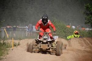 Yssingeaux : 176 pilotes et des poussières au motocross (photos)