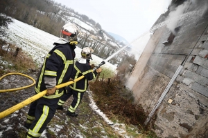 Une maison ravagée par les flammes à Rosières (vidéo)