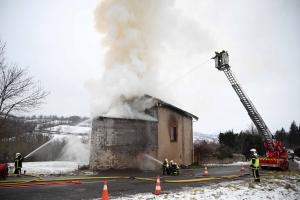 Une maison ravagée par les flammes à Rosières (vidéo)