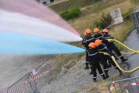 Monistrol-sur-Loire : le drapeau tricolore illustré par les lances des pompiers