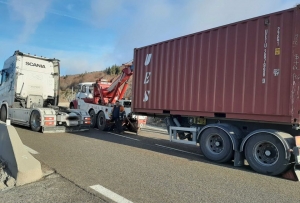 Un camion perd sa remorque de quinoa sur la RN102 entre Aubenas et Le Puy-en-Velay