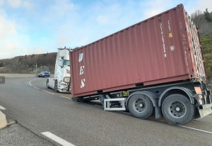 Un camion perd sa remorque de quinoa sur la RN102 entre Aubenas et Le Puy-en-Velay