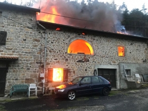 Un feu détruit une grange et une habitation à Saint-Bonnet-le-Froid