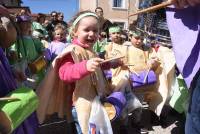 Monistrol-sur-Loire : un Carnaval déjanté et coloré dans les rues (vidéo)