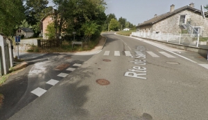 Le Chambon-sur-Lignon : la voiture s&#039;avance sur la route alors qu&#039;arrive un vélo