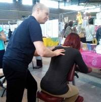 Sainte-Sigolène : des massages et du yoga du rire sur le marché des producteurs