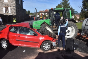 Siaugues-Sainte-Marie : une jeune femme héliportée après un choc en voiture contre un tracteur