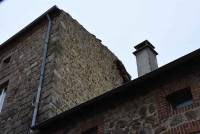 Saint-Didier-en-Velay : un pan de mur s&#039;effondre sur le toit du voisin
