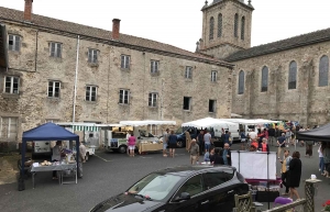 Saint-Julien-Molhesabate : le vide-greniers et le marché des producteurs battent leur plein