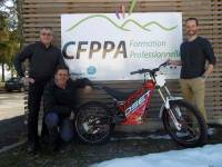 Thierry Quesada, directeur du CFPPA et les formateurs, Christian Fillit et Cyrille Bayle avec la nouvelle moto à disposition du CFPPA d&#039;Yssingeaux|||
