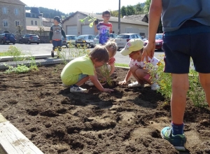 Riotord : les élèves des deux écoles créent un jardin commun