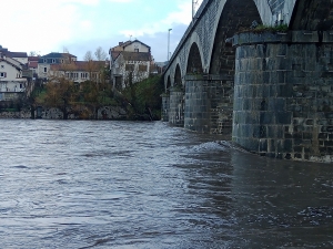 Les rivières en crue, des pêcheurs secourus à Bas-en-Basset : le point sur la situation (vidéo)